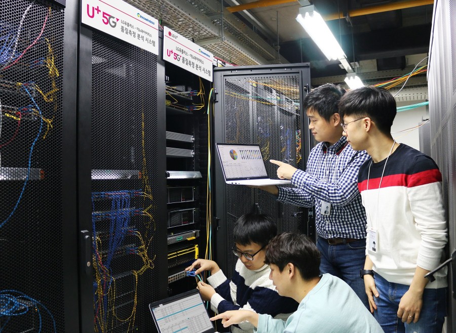 LG유플러스 네트워크 직원들이 상암사옥에 구축된 5G 네트워크 품질 통합 측정 분석 시스템을 점검하고 있는 모습