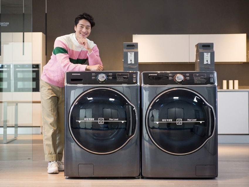 모델이 삼성전자 ‘B2B 세탁기·건조기’를 소개하고 있다.