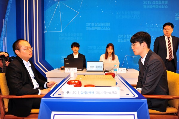 안국현 8단(왼쪽)이 삼성화재배 준결승전에서 탕웨이싱 9단을 2대0으로 꺾고 결승에 진출했다.