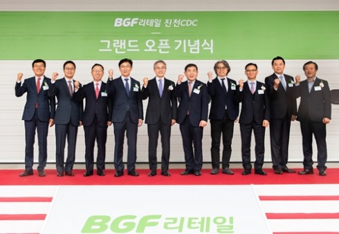 BGF그룹 홍석조 회장(왼쪽에서 다섯 번째)이 관계자들과 함께 기념촬영을 하고 있다. 사진=BGF그룹 제공
