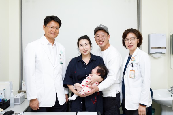 간이식 후 출산까지 한 박혜령 씨 가족과 이대목동병원 의료진이 기념 촬영을 하고 있다.(왼쪽부터 홍근 교수, 박혜령 씨, 박혜령 씨 남편, 박미혜 교수)