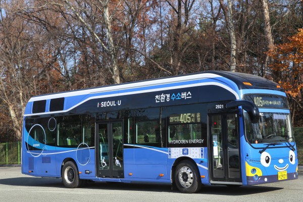 현대자동차는 21일 서울 도심 시내버스 노선에 이어 내년 3월부터 전국 6곳 지자체에 현대자동차의 신형 수소전기버스가 시범 투입된다고 밝혔다. 사진은 21일부터 서울 염곡동에서 서울시청을 순환하는 왕복 총 43㎞ 구간을 달리는 405번 수소전기버스 모습.