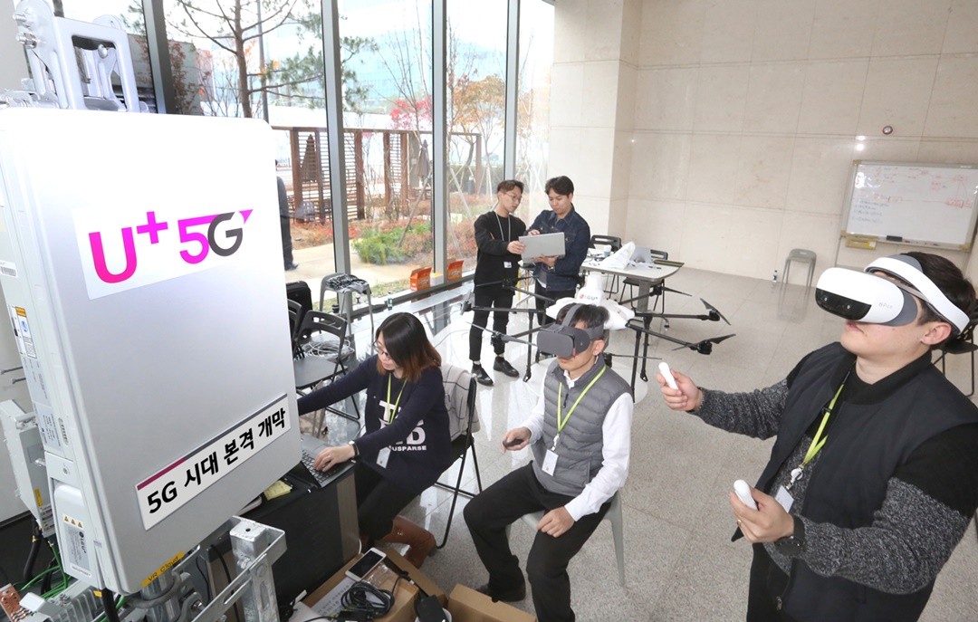 LG유플러스 마곡 사옥에서 직원들이 5G VR 및 드론을 체험하고 있는 모습