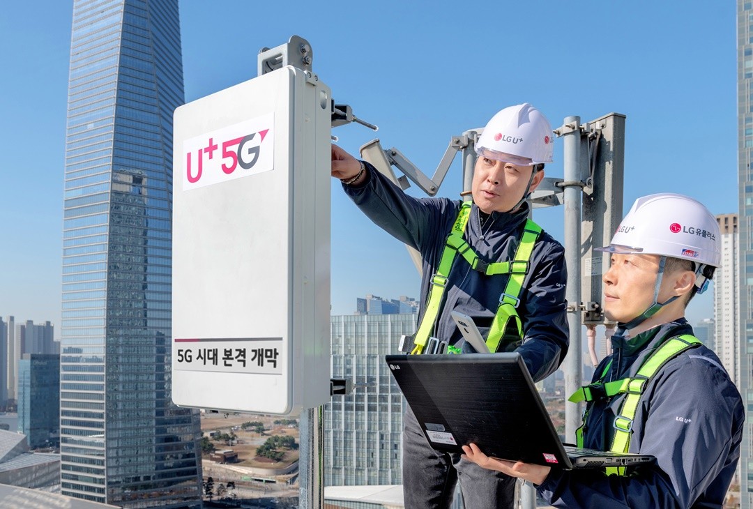 LG유플러스 직원들이 5G 전파 발사에 앞서 인천 송도에 구축된 5G 기지국을 최종 점검하고 있는 모습