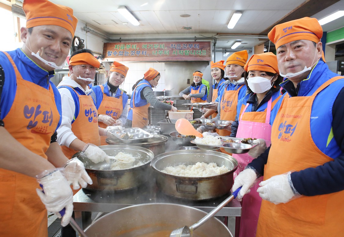 동아쏘시오그룹 밥퍼나눔 봉사활동에서 임직원들이 밥과 반찬을 준비하고 있다.