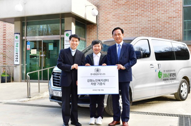 한국필립모리스가 최근 인천시 강화군에 위치한 강화노인복지센터에 복지차량을 기증했다고 밝혔다. 사진=한국필립모리스 제공