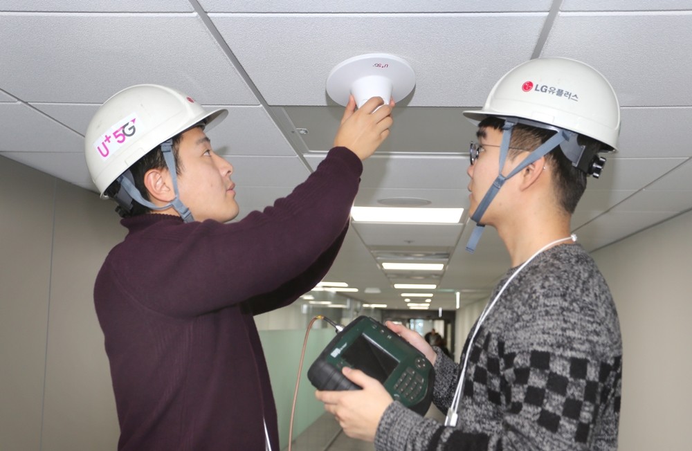 LG유플러스 직원들이 신축 건물에 5G 인빌딩 안테나를 설치하는 모습