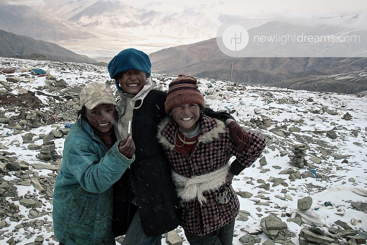 장난기 어린 세 명의 티벳 소녀들