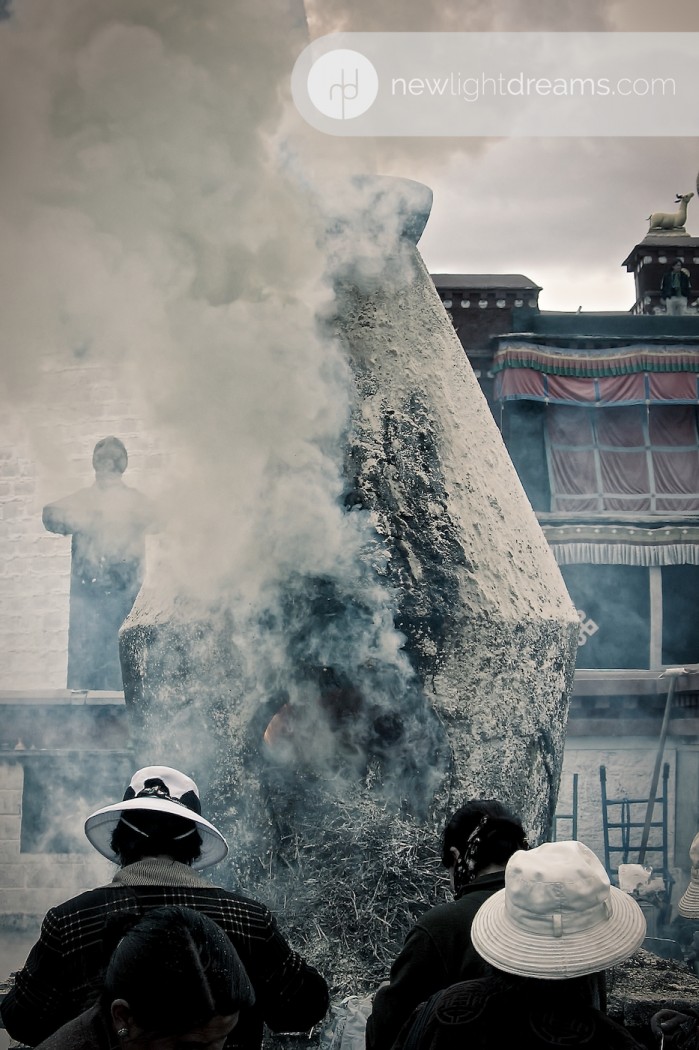 티벳 불교 신자들이 향나무를 태우고 있다.