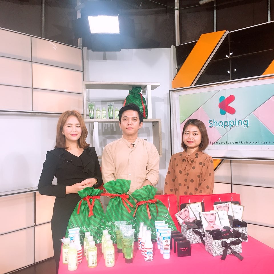 미얀마 홈쇼핑 채널 'K 쇼핑'에 출연한 S.S.K 박샛별 대표(맨 왼쪽)와 진열된 자사 상품 모습
