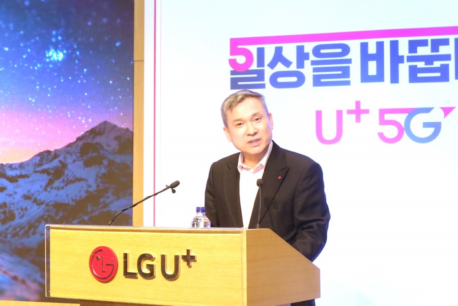 하현회 LG유플러스 부회장이 2019년 신년사를 통해 전통적 통신 사업 관점에서 벗어나 변화의 흐름을 읽고 위기를 기회로 만드는 5G 혁신을 주도하자고 강조했다.