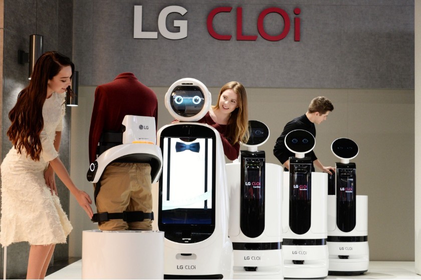 CES 2019 전시회에서 모델들이 다양한 LG 클로이 로봇 제품들을 소개하고 있다. [사진=LG전자]