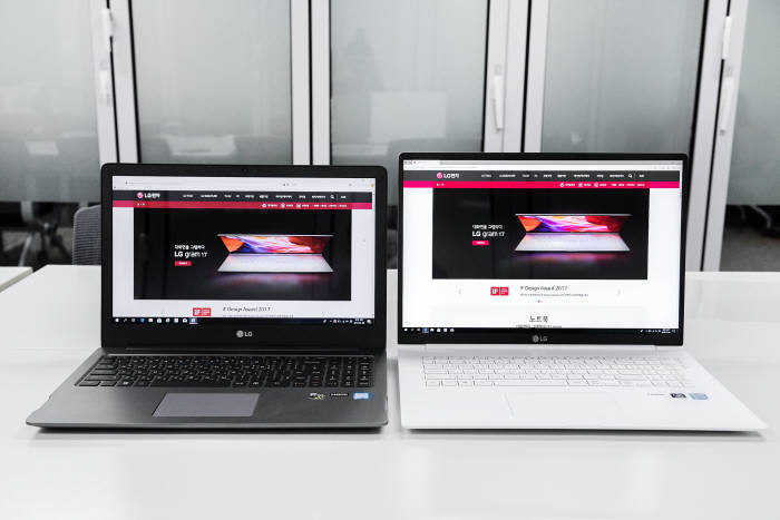 LG 그램 17(오른쪽)과 15인치 LG 울트라 PC(15U780, 왼쪽) 비교. 그램 17은 15인치 노트북과 비슷한 크기에 17인치 대화면을 갖췄다.