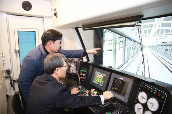 김한영 사장(오른쪽)이 모의운전연습기를 체험하고 있다.