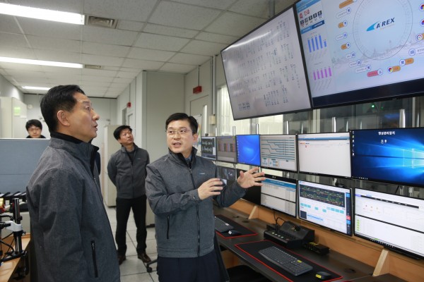 김정국 공항철도 부사장(왼쪽)이 신호통제실을 방문해 통신설비 시스템을 확인하고 있다.