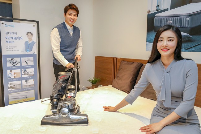 서울 송파구 '리바트스타일샵 잠실전시장'에서 모델이 '현대큐밍 매트리스' 상품을 소개하고 있다. 사진=현대렌탈케어 제공