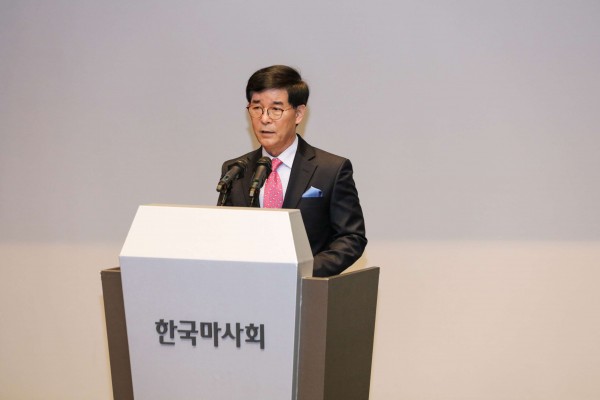 한국마사회가 불법경마와의 전면전을 선포했다. 김낙순 회장.