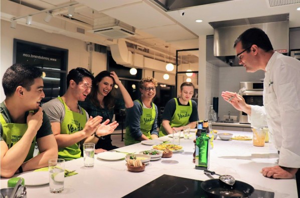 뉴욕 맨하튼에 위치한 샘표 뉴욕 연두 컬리너리 스튜디오에서 요리를 배우고 있는 현지인들. 사진=샘표 제공