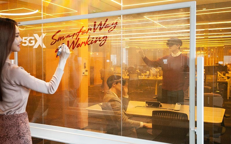 SKT 직원들이 AR글라스를 착용하고 T 리얼 텔레프리즌스로 가상공간에서 회의를 하고 있다. [사진=SK텔레콤]