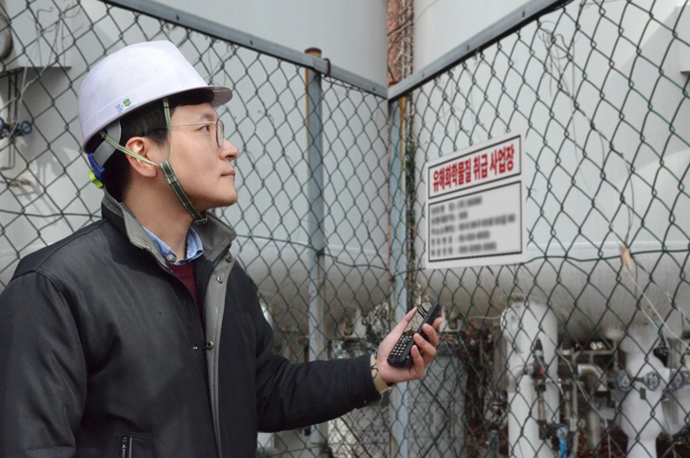 KT파워텔 직원이 ‘산업안전 IoT 솔루션’으로 유해화학물질 누출을 점검하고 있다. [사진=KT]