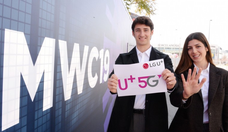 MWC 2019 현지 관계자들이 LG유플러스의 U+5G를 알리는 모습. [사진=LG유플러스]
