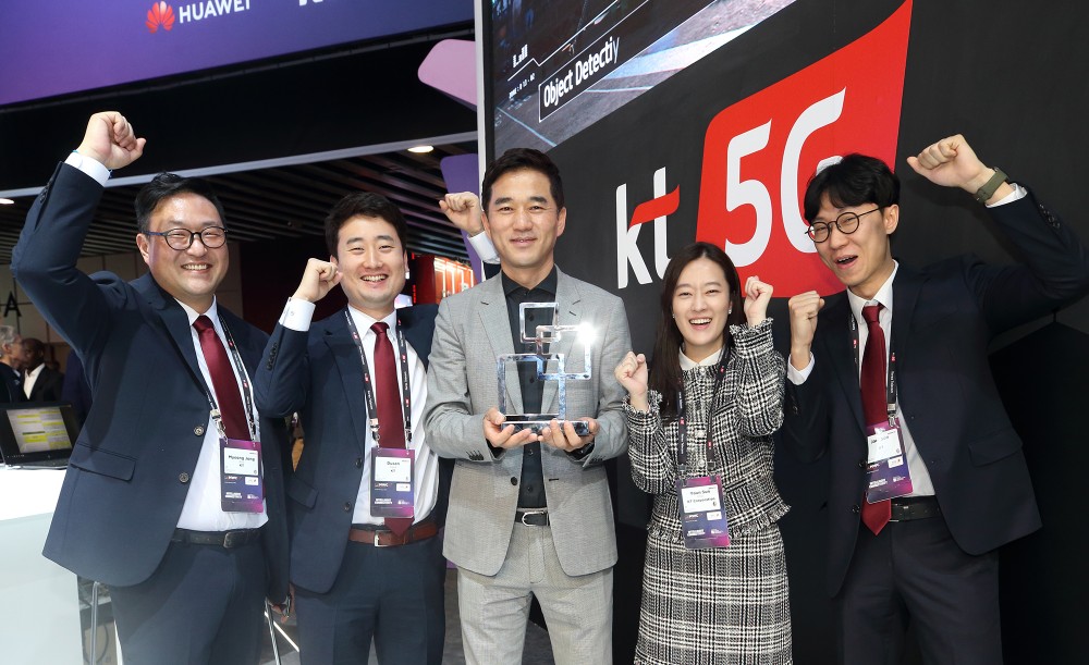 MWC 글로벌 모바일 어워즈 2019에서 수상한 지니페이 관계자들이 수상을 기뻐하고 있다. (사진 가운데 KT AI 사업담당 임채환 상무) [사진=KT]