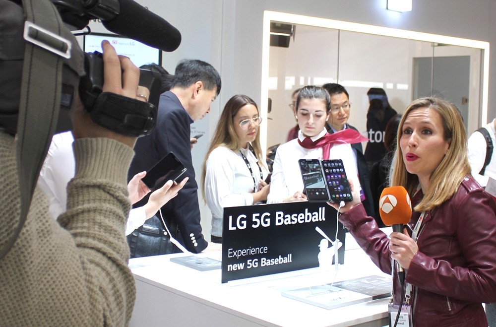 스페인 바르셀로나에서 열리는 MWC 2019에 마련된 LG유플러스 5G 전시관을 방문한 외국 방송기자가 5G로 진화된 U+프로야구 서비스에 큰 관심을 갖고 열띤 취재를 하고 있다 [사진=LG유플러스]