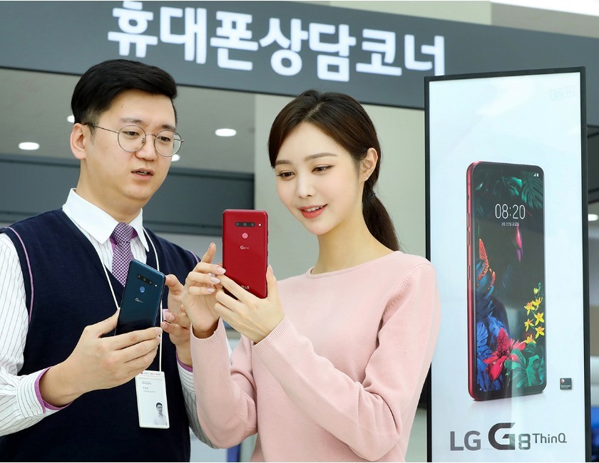 LG전자 모델이 LG G8 씽큐 사전예약 프로그램을 소개하고 있다 [사진=LG전자]