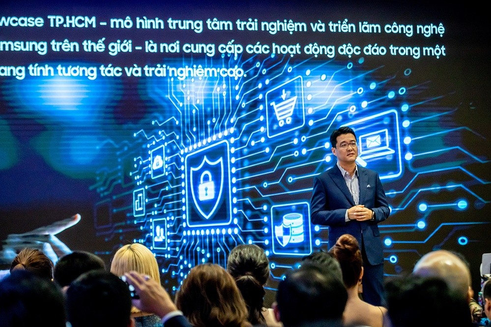 15일(현지시간) 베트남 호찌민의 비텍스코 파이낸셜 타워에서 열린 '삼성 쇼케이스' 개관식에서 베트남 법인장 서경욱 상무가 '삼성 쇼케이스'에 대해서 설명하고 있다. [사진=삼성전자]