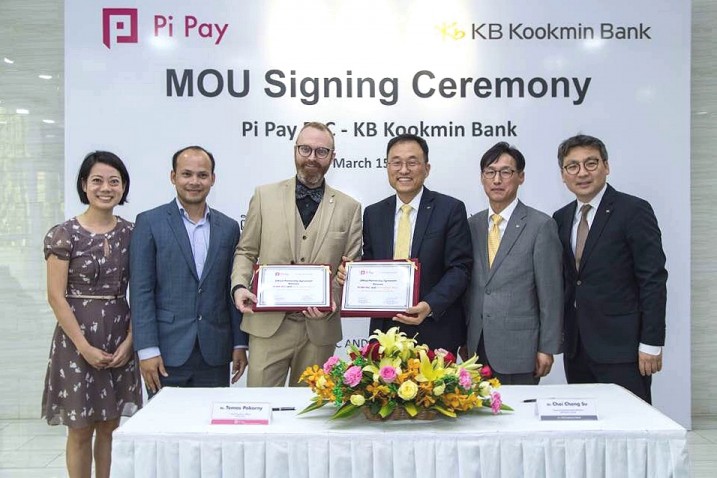KB국민은행은 지난 15일, 캄보디아 프놈펜에 위치한 KB캄보디아은행 본점에서 캄보디아 1위 모바일 결제(페이먼트) 플랫폼인 파이페이(Pi Pay)와 상호 협력방안을 담은 양해각서(MOU)를 체결했다. (좌측부터) Kelly Chng Koon Koon 파이페이 마케팅디렉터, Sopheak Min 파이페이 CFO, Tomas Pokorny 파이페이 CEO, 최창수 KB국민은행 글로벌사업본부 상무, 박용진 KB캄보디아은행 법인장, 장지규 KB국민은행 글로벌기획부장. 