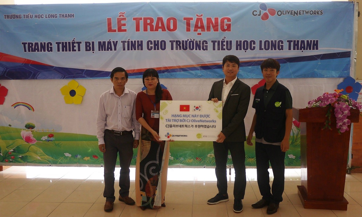 CJ올리브네트웍스 IT사업부문은 25일, 베트남 롱타잉 초등학교에서 스마트교실 구축을 위한 IT기자재를 증정했다. 사진제공=CJ올리브네트웍스