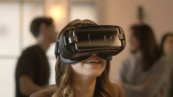 오큘러스 HMD 제품군 중 하나인 기어 VR은 삼성전자 갤럭시 스마트폰을 휴대용 VR 기기로 활용한 사례다 [사진=오큘러스]
