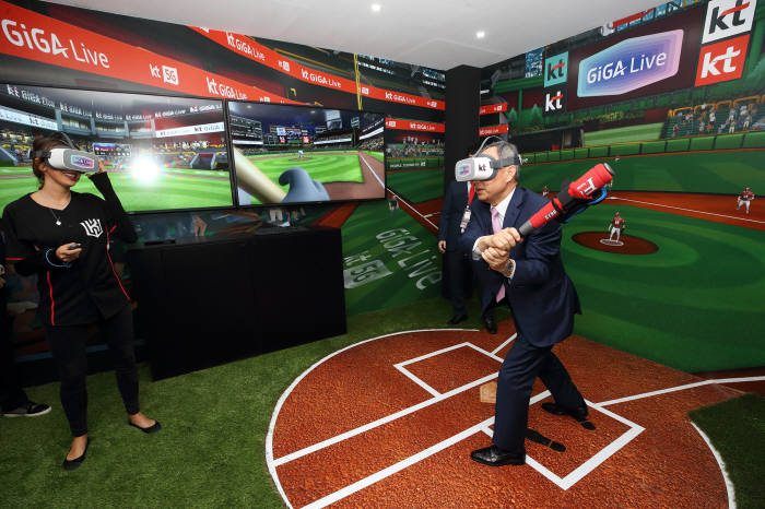 지난 2월 MWC 2019 KT 부스에 들른 황창규 회장이 기가 라이브 TV 단말을 쓰고 VR 야구게임을 체험하고 있다 [사진=KT]