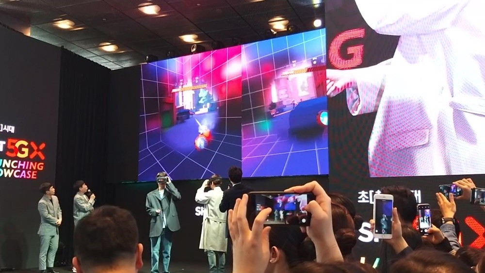 개그맨 양세형·양세찬 형제가 EXO 멤버 백현과 카이의 VR게임 플레이를 지켜보고 있다.