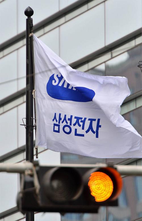 삼성전자 서울 서초사옥 앞에 펄럭이는 회사 깃발 아래 노란 경고등이 깜박이고 있다.