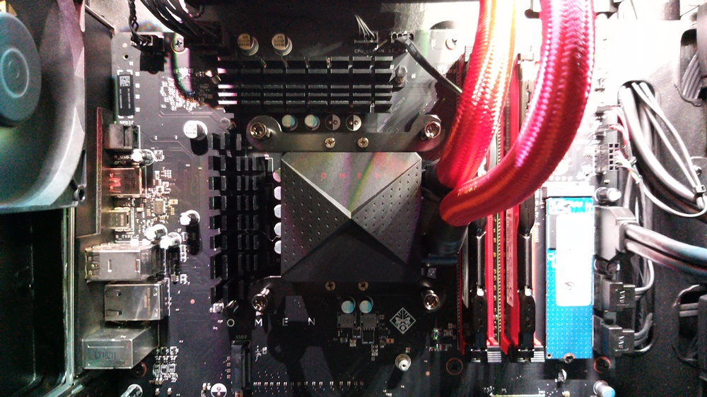 오멘 오벨리스크에 탑재된 인텔 9세대 CPU i9-9900K 모습. 오른쪽에 수랭식 냉각 장치로 이어지는 붉은색 호스가 연결돼 있다.