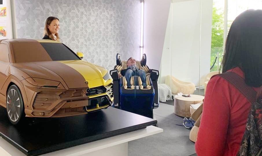 밀라노 디자인 위크 2019 관람객이 바디프랜드 '람보르기니 안마의자'를 체험하고 있다 [사진=바디프랜드]