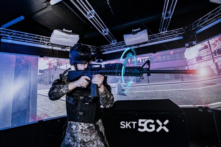 육사 생도가 VR 기반 정밀사격훈련 시뮬레이터로 전시 상황 사격훈련을 받고 있다 [사진=SK텔레콤]