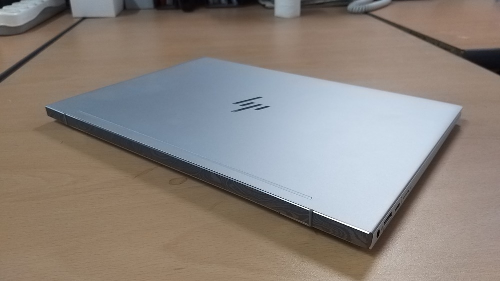 2019년형 HP 엔비 13(ah1030TX) 모습. 세련된 나이테 무늬와 함께 덮개에 새겨진 사선 HP 로고가 반갑다