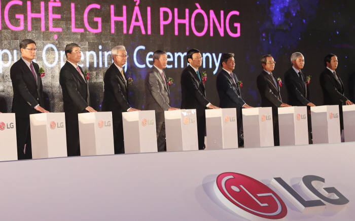 지난 2015년 베트남에서 열린 ‘LG전자 하이퐁 캠퍼스 준공식’에서 구본무 LG 회장(왼쪽에서 네번째), 구본준 LG전자 부회장(왼쪽에서 두번째), 쯔엉떤상 베트남 국가주석(왼쪽에서 다섯번째) 등이 준공을 알리는 터치버튼 퍼포먼스를 하고 있다.