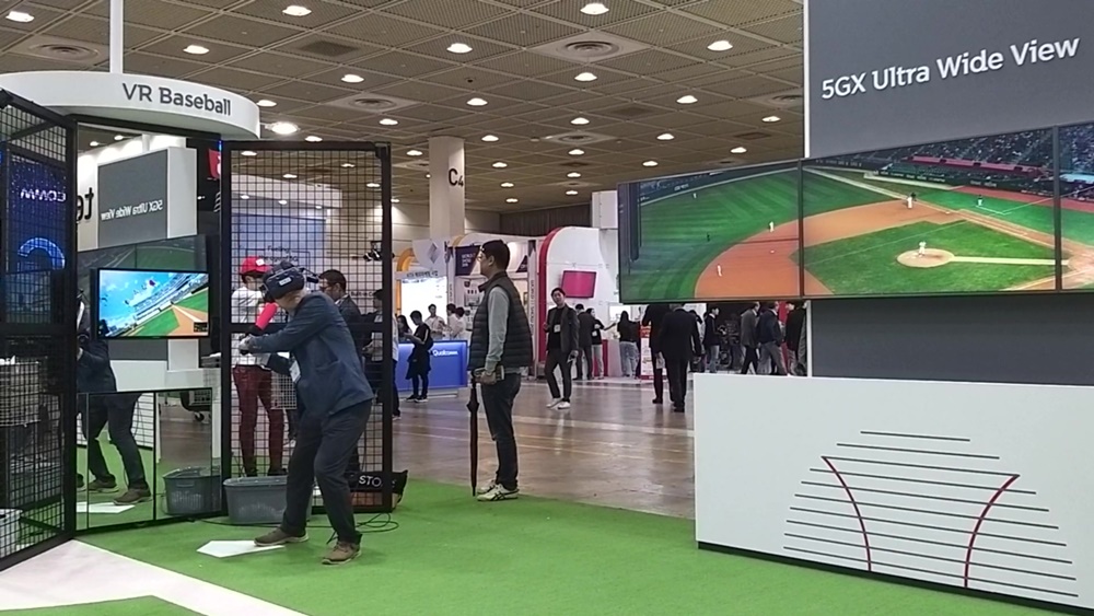 한 관람객이 VR 야구를 체험하고 있다. 5GX 울트라 와이드 뷰를 통해 구현된 화면도 그 옆에 전시돼 있다. 이 영상은 4K 카메라 3대를 활용해 촬영한 12K 초고화질 영상을 구현했다.