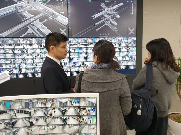 LG유플러스 직원이 홍콩에서 온 세계대중교통협회 관계자들에게 ‘스마트 스테이션’ 3D맵에 대해 설명하고 있다 [사진=LG유플러스]