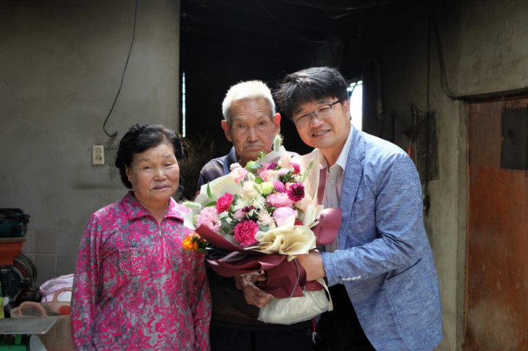 최정숙 할머니, 박병구 할아버지, 농심 정효진 춘전지점장(왼쪽부터)