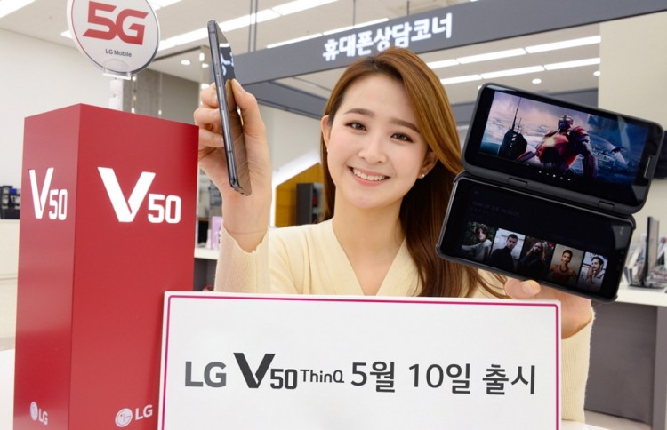 LG전자 모델이 LG V50 씽큐를 소개하고 있다 [사진=LG전자]