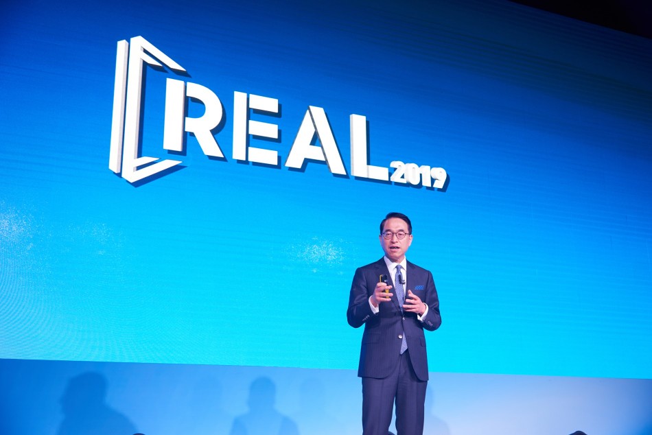 홍원표 삼성SDS 대표가 8일 서울 신라호텔에서 열린 'REAL 2019' 행사에서 첫 번째 기조 연설을 하고 있다.