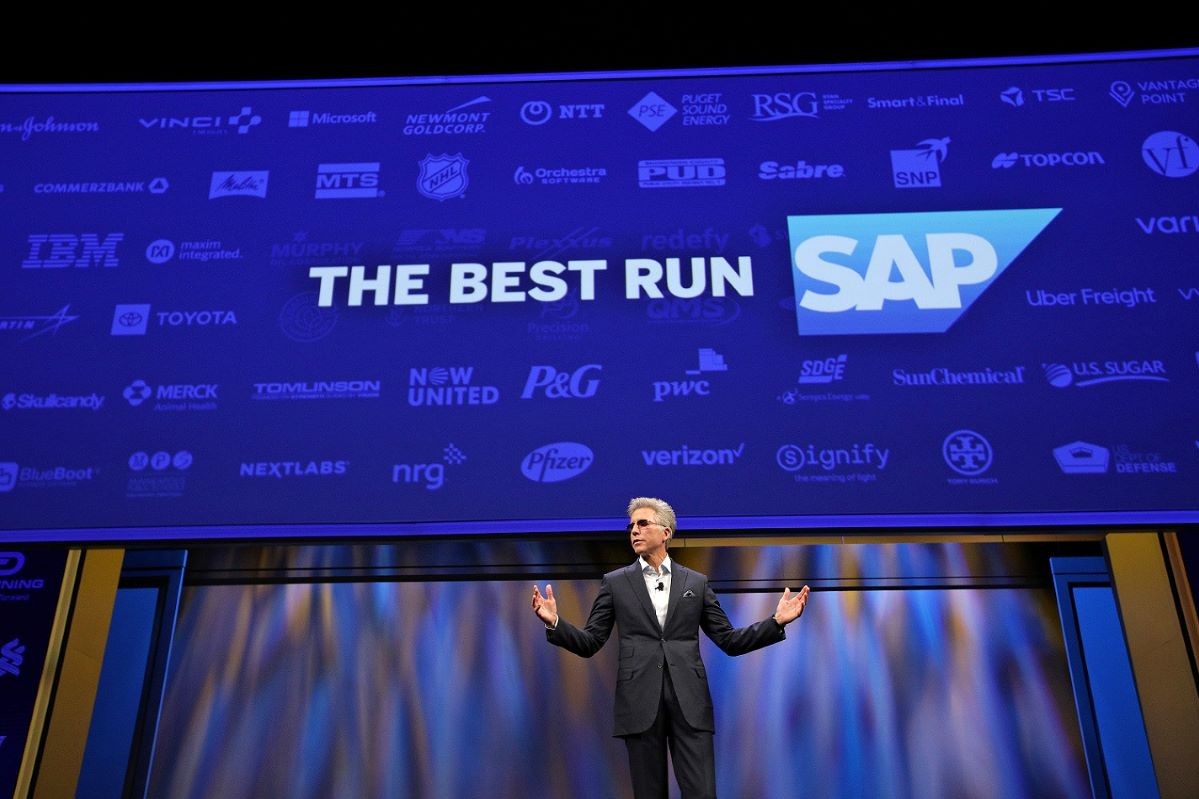 사파이어 나우 기조연설에서 경험데이터의 중요성에 대해 발표하고 있는 빌 맥더멋 SAP CEO