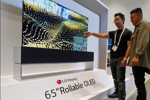 5월14일부터 16일까지 미국 새너제이 컨벤션센터에서 열린 'SID 2019'를 방문한 관람객들이 LG디스플레이 부스에 설치된 65인치 롤러블 TV를 감상하고 있다.