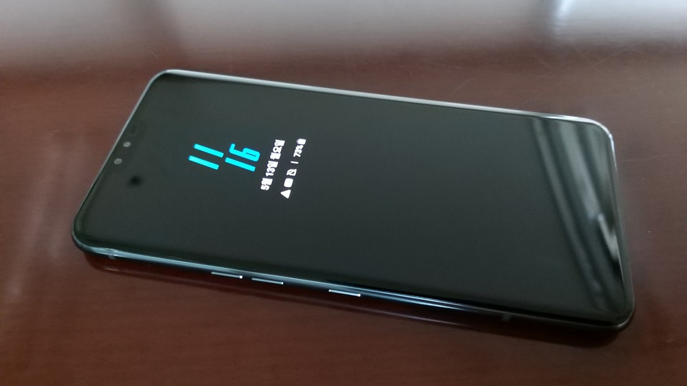 이미 LG G8 씽큐의 언더 글래스 디자인을 접해본 소비자라면, V50 씽큐의 외형도 쉽게 예상할 수 있을 것 같다. G8 씽큐보다 화면이 더 넓고 얇아졌을 뿐이다.