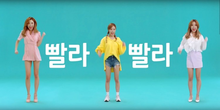 KT가 15일 공개한 'KT 초능력 5G 송' 영상에서 마마무 휘인이 노래와 춤을 추고 있다 [사진=KT]
