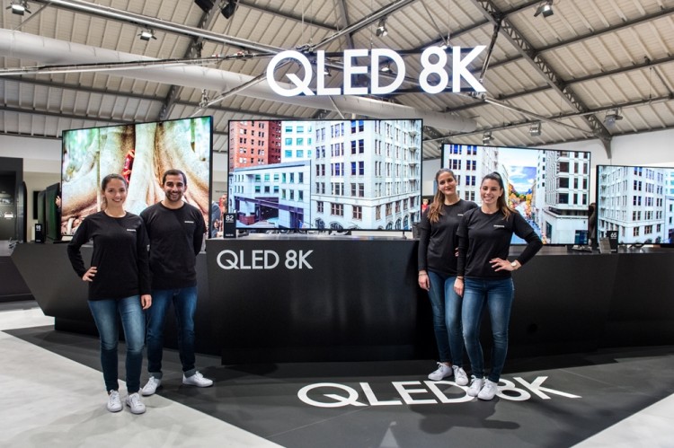 삼성전자 모델들이 지난 2월 유럽 포르투갈에서 진행된 '삼성포럼 유럽 2019' 행사에서 2019년형 QLED 8K TV 라인업을 소개하고 있다 [사진=삼성전자]